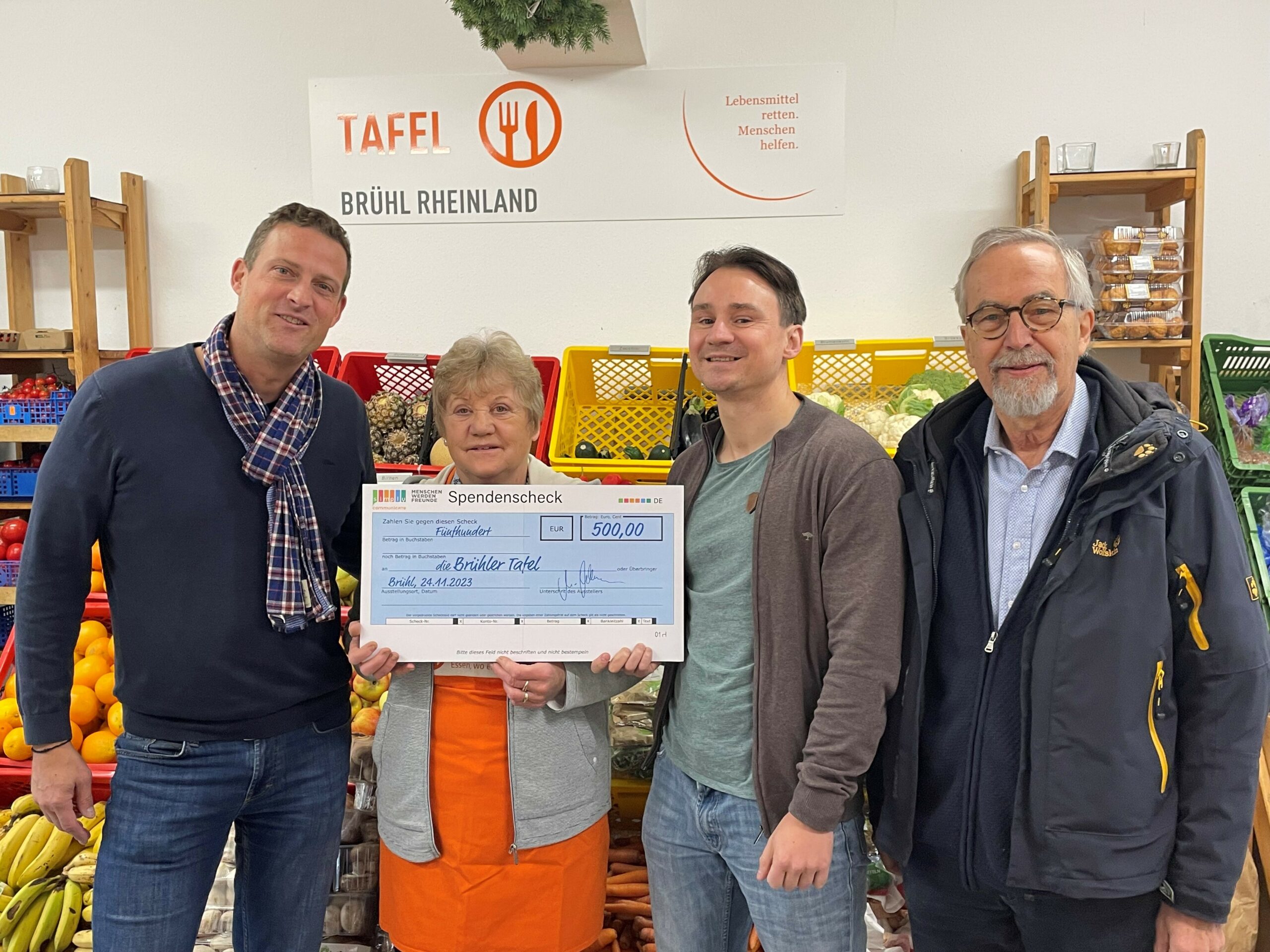 SIMPLY Communicate Geschäftsführer Michael Volkmann und Christian Schwarz mit Spendenscheck über 500 EUR bei der Tafel Brühl Rheinland